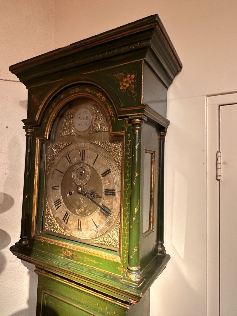 A George II green and gilt japanned longcase clock John Ewer London, circa 1715 - detail 1