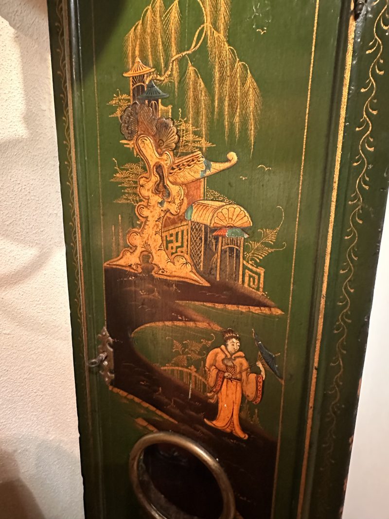 A George II green and gilt japanned longcase clock John Ewer London, circa 1715 - detail 2