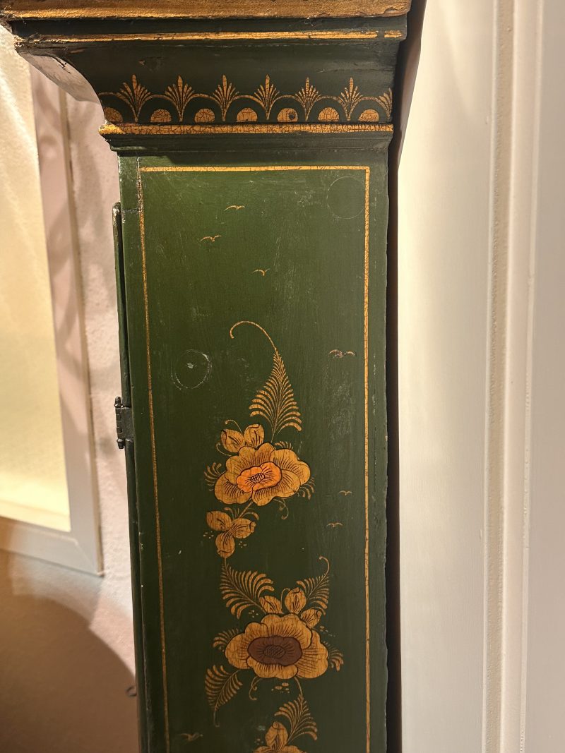 A George II green and gilt japanned longcase clock John Ewer London, circa 1715 - detail 3