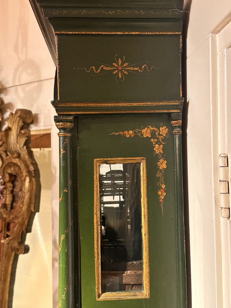 A George II green and gilt japanned longcase clock John Ewer London, circa 1715 - detail 4