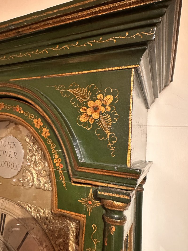 A George II green and gilt japanned longcase clock John Ewer London, circa 1715 - detail 5