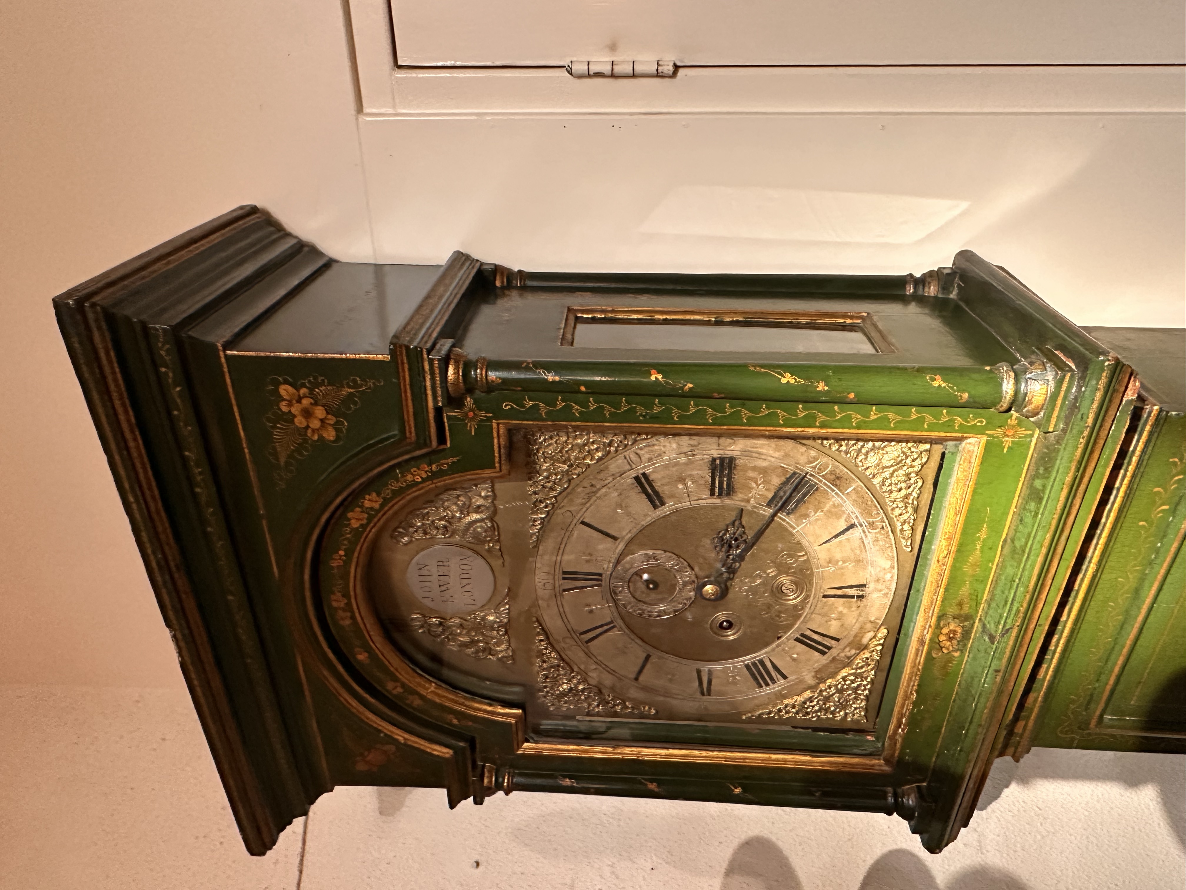 A George II green and gilt japanned longcase clock John Ewer London - Detail