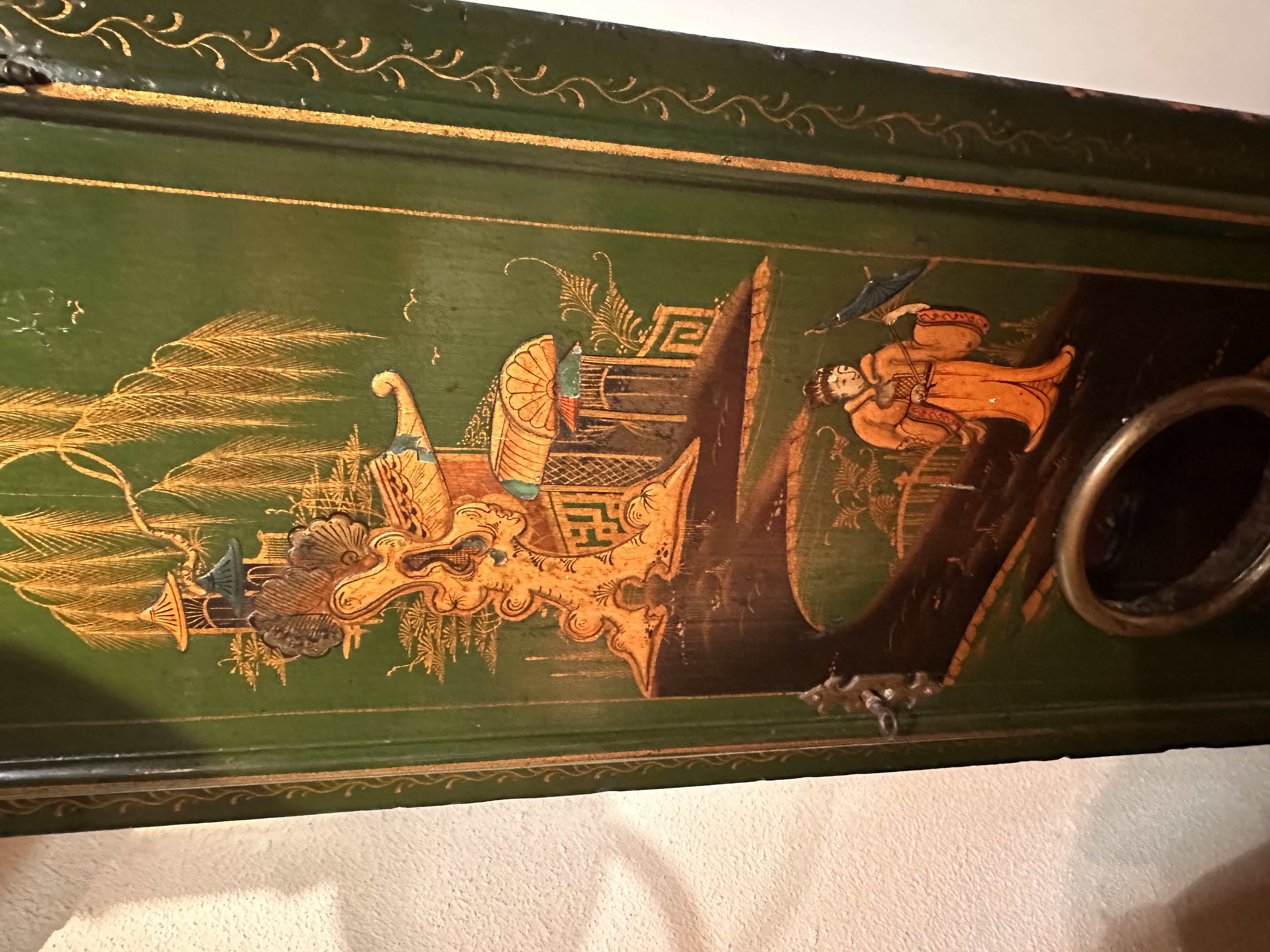 A George II green and gilt japanned longcase clock John Ewer London - Detail