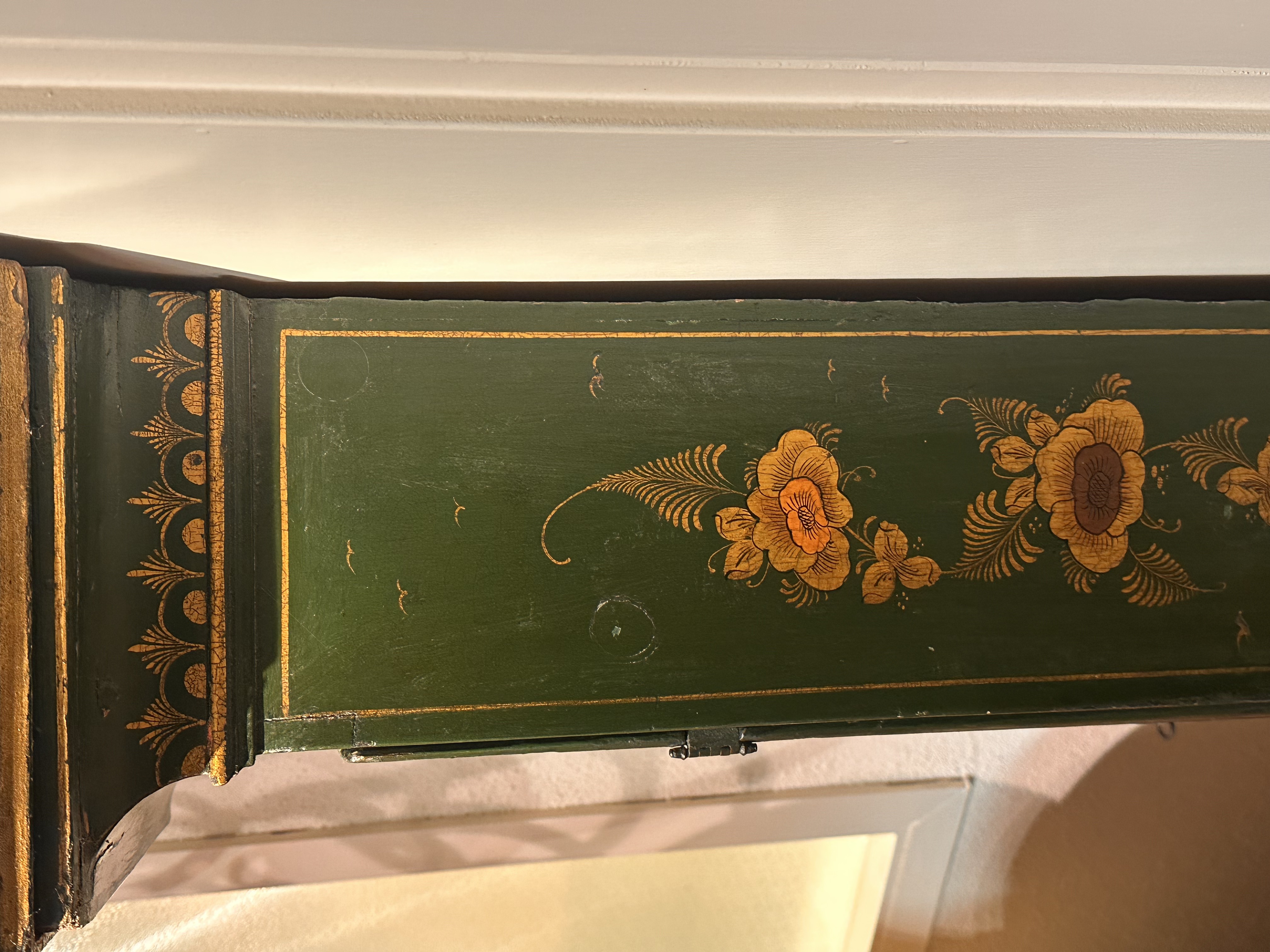 A George II green and gilt japanned longcase clock John Ewer London - Detail