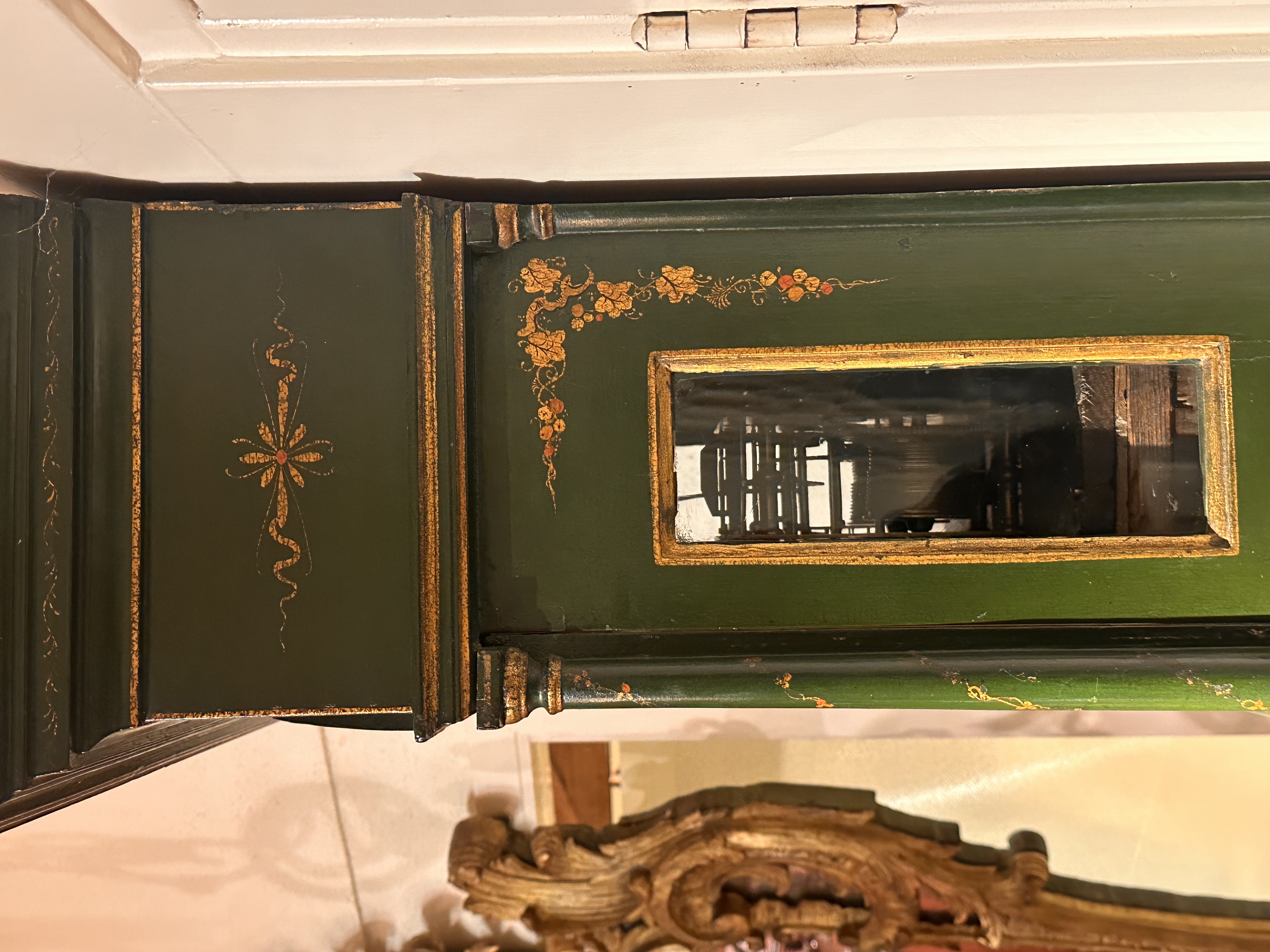 A George II green and gilt japanned longcase clock John Ewer London - Detail