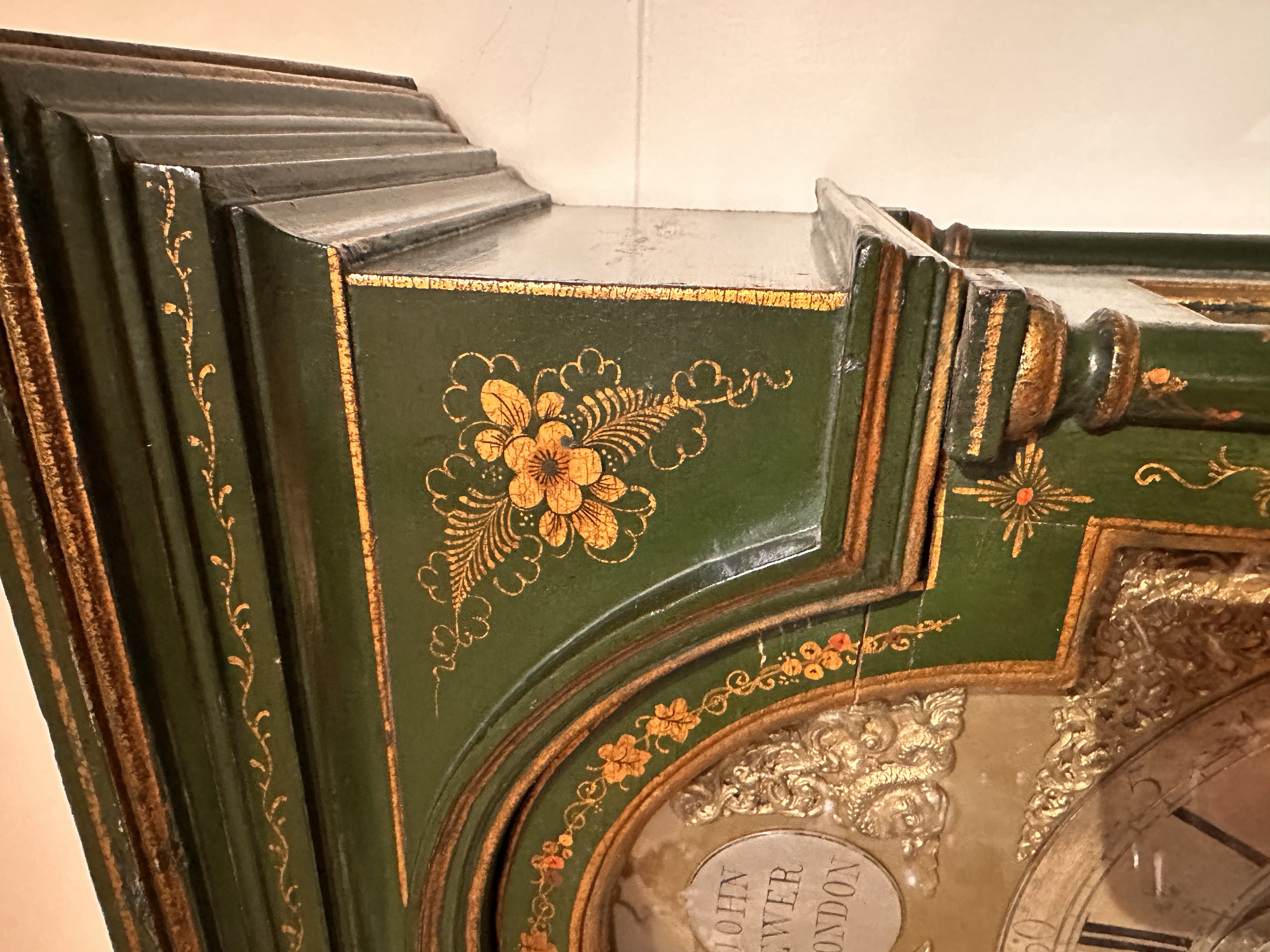 A George II green and gilt japanned longcase clock John Ewer London - Detail
