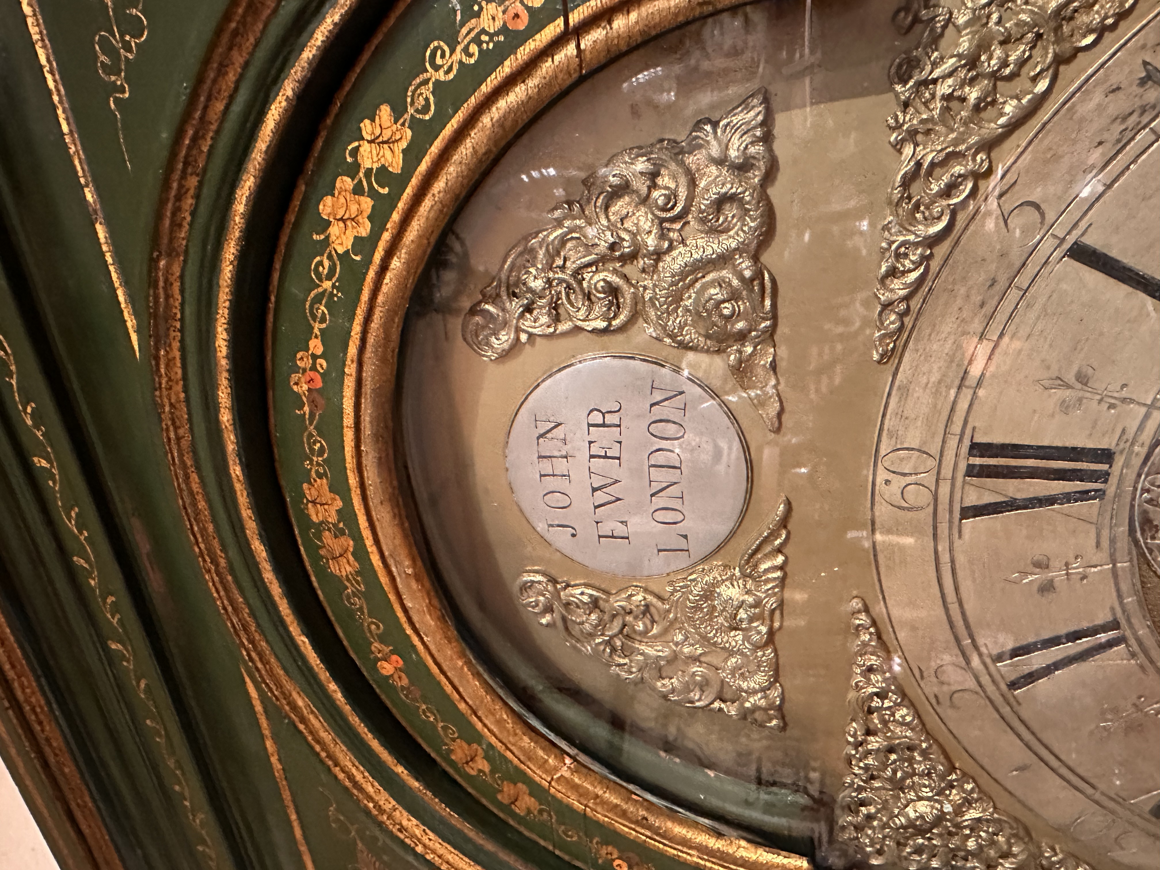 A George II green and gilt japanned longcase clock John Ewer London - Detail