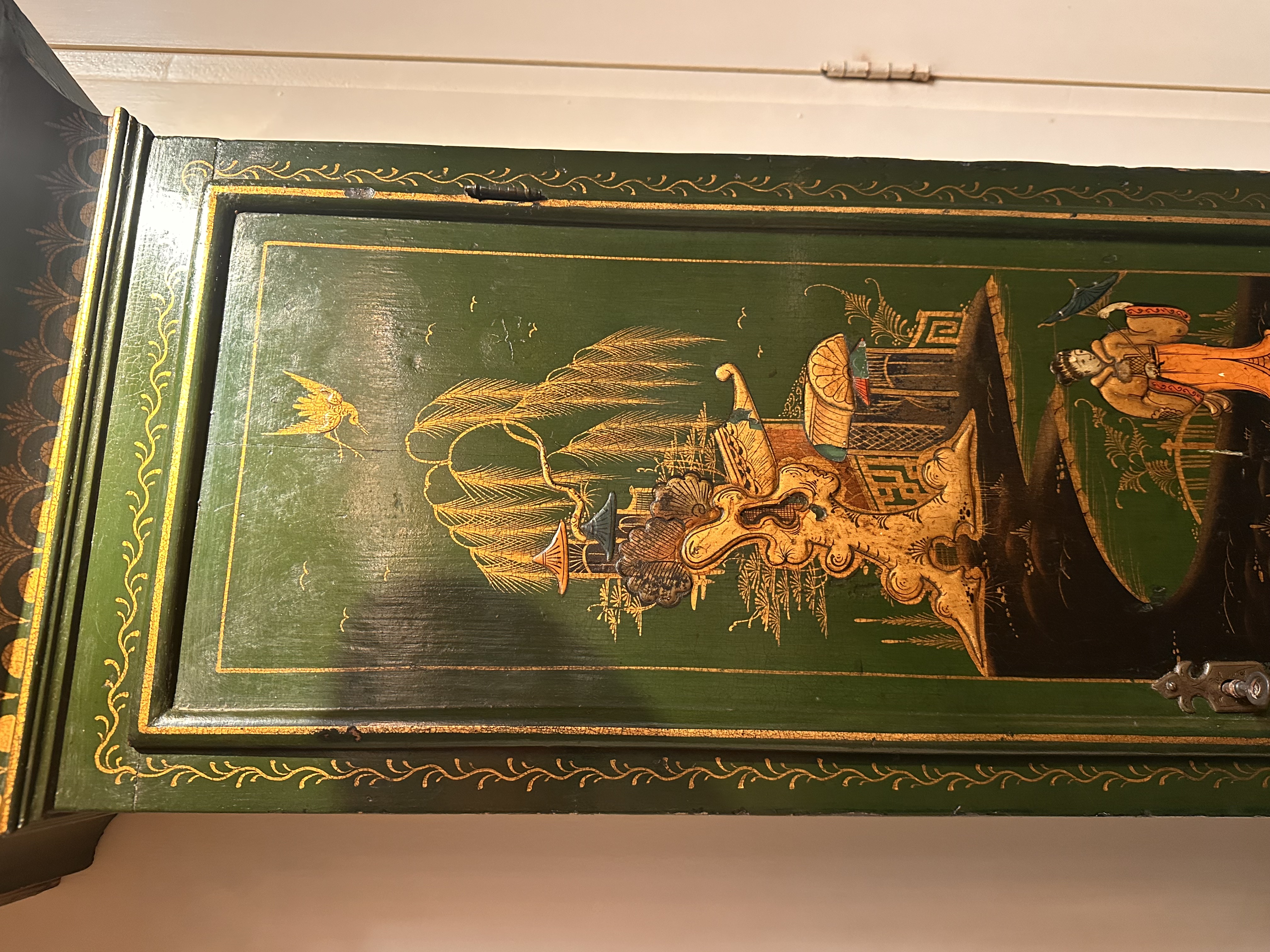 A George II green and gilt japanned longcase clock John Ewer London - Detail