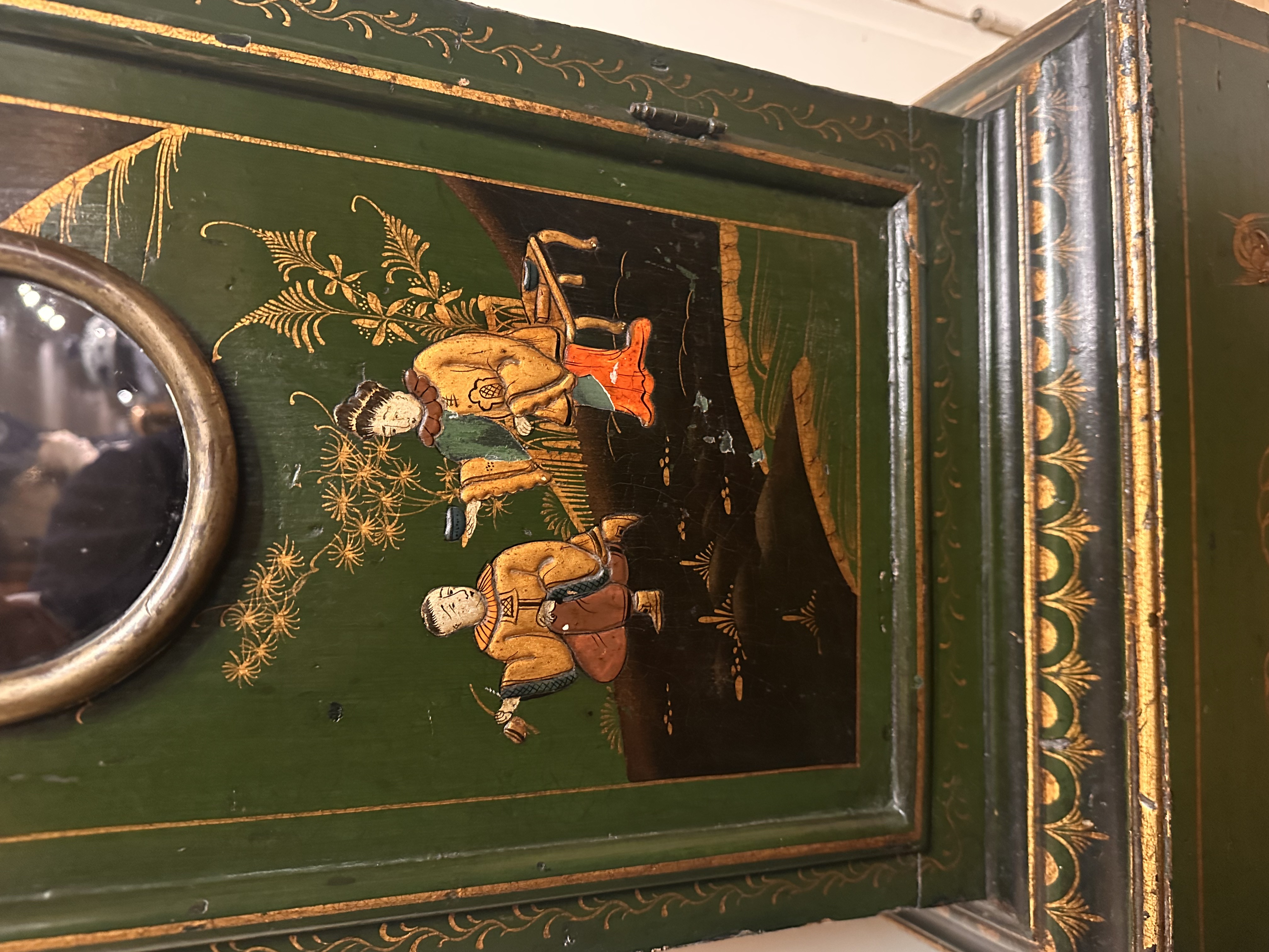 A George II green and gilt japanned longcase clock John Ewer London - Detail