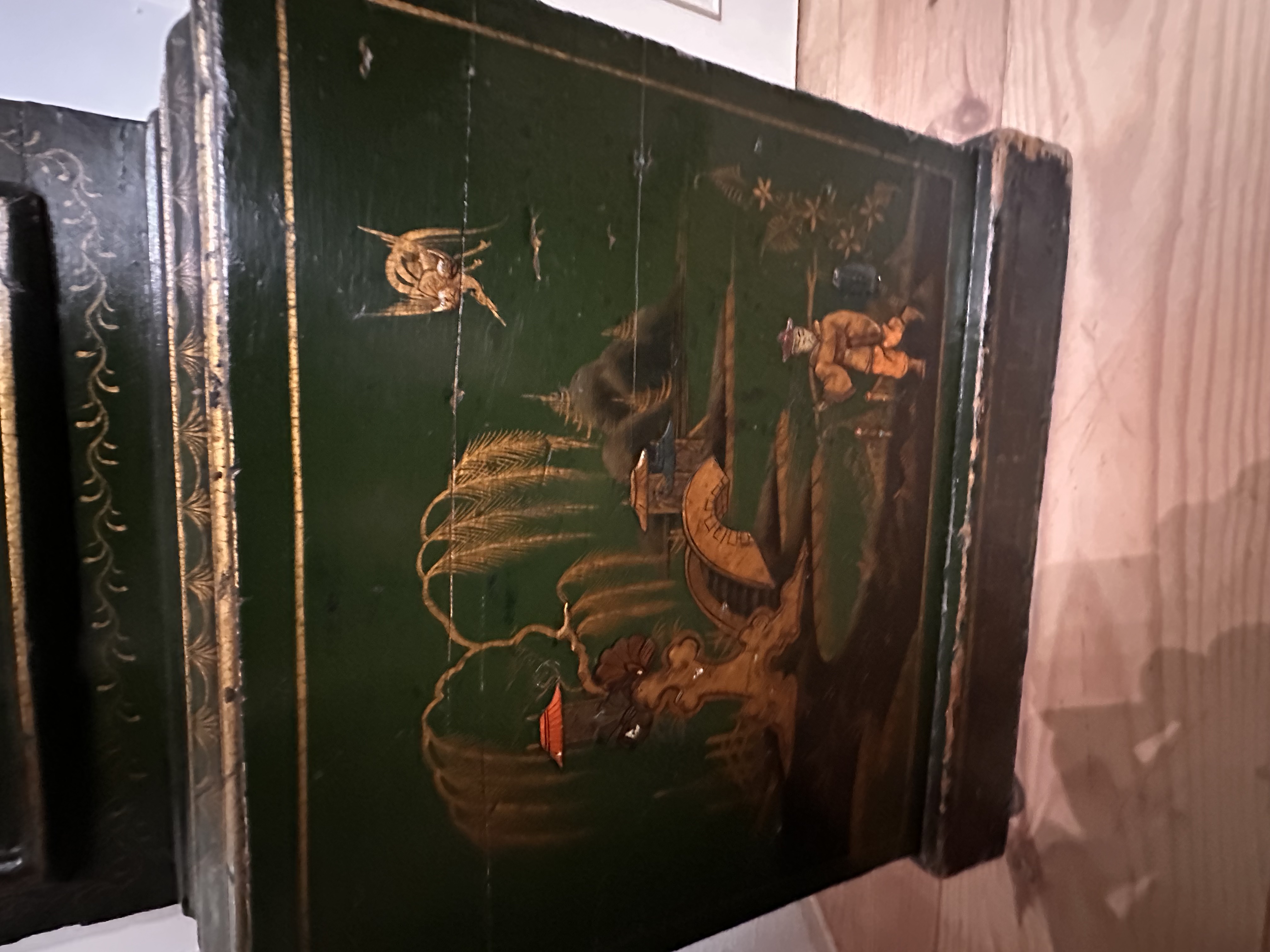 A George II green and gilt japanned longcase clock John Ewer London - Detail