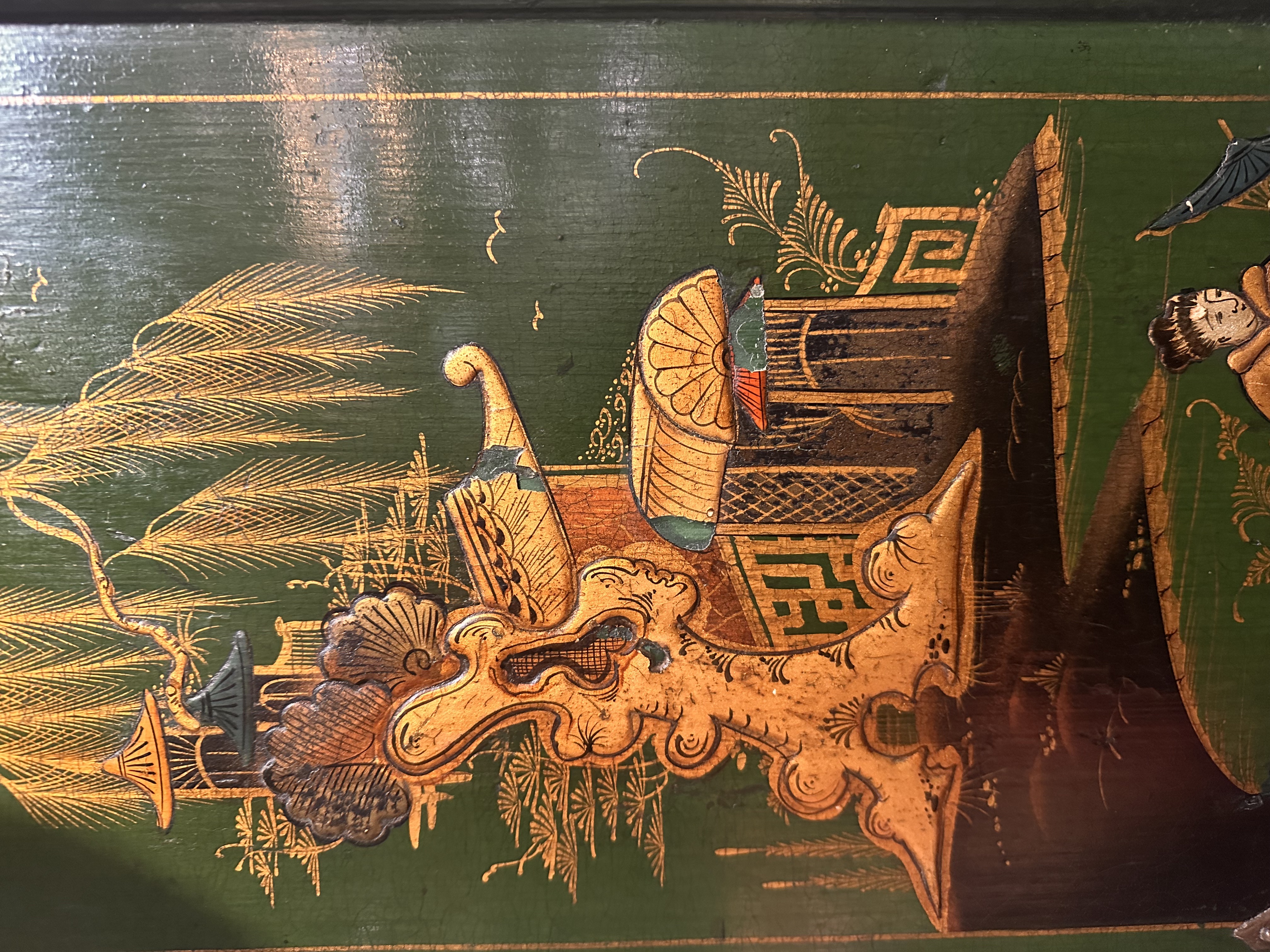 A George II green and gilt japanned longcase clock John Ewer London - Detail