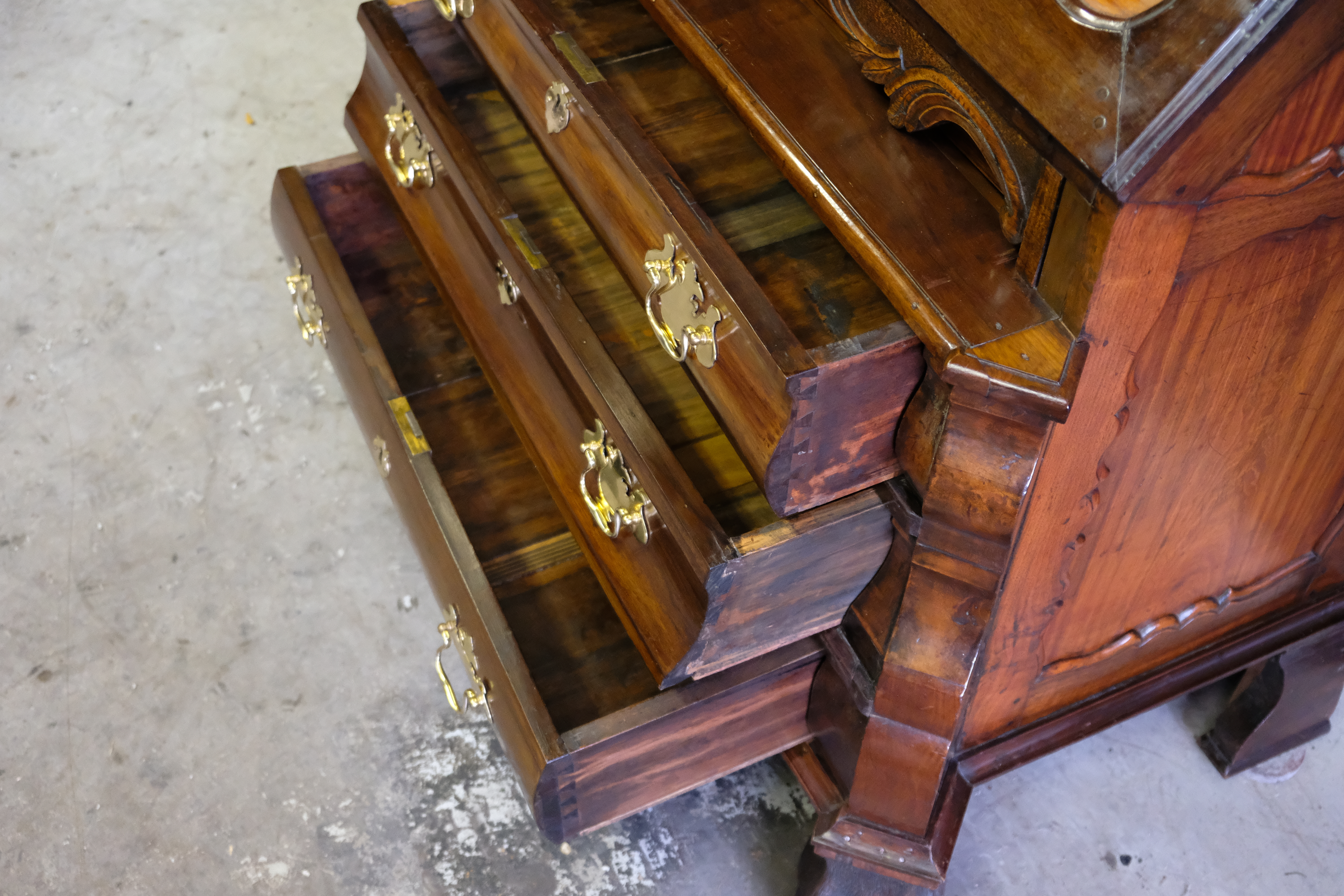 A Cape yellow wood and stinkwood bureau 18th century  - Detail