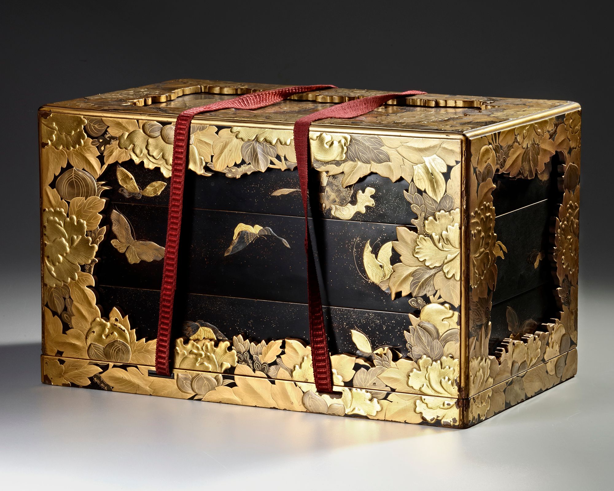 A japanese lacquer box (Edo period 1600 - 1868 ) 