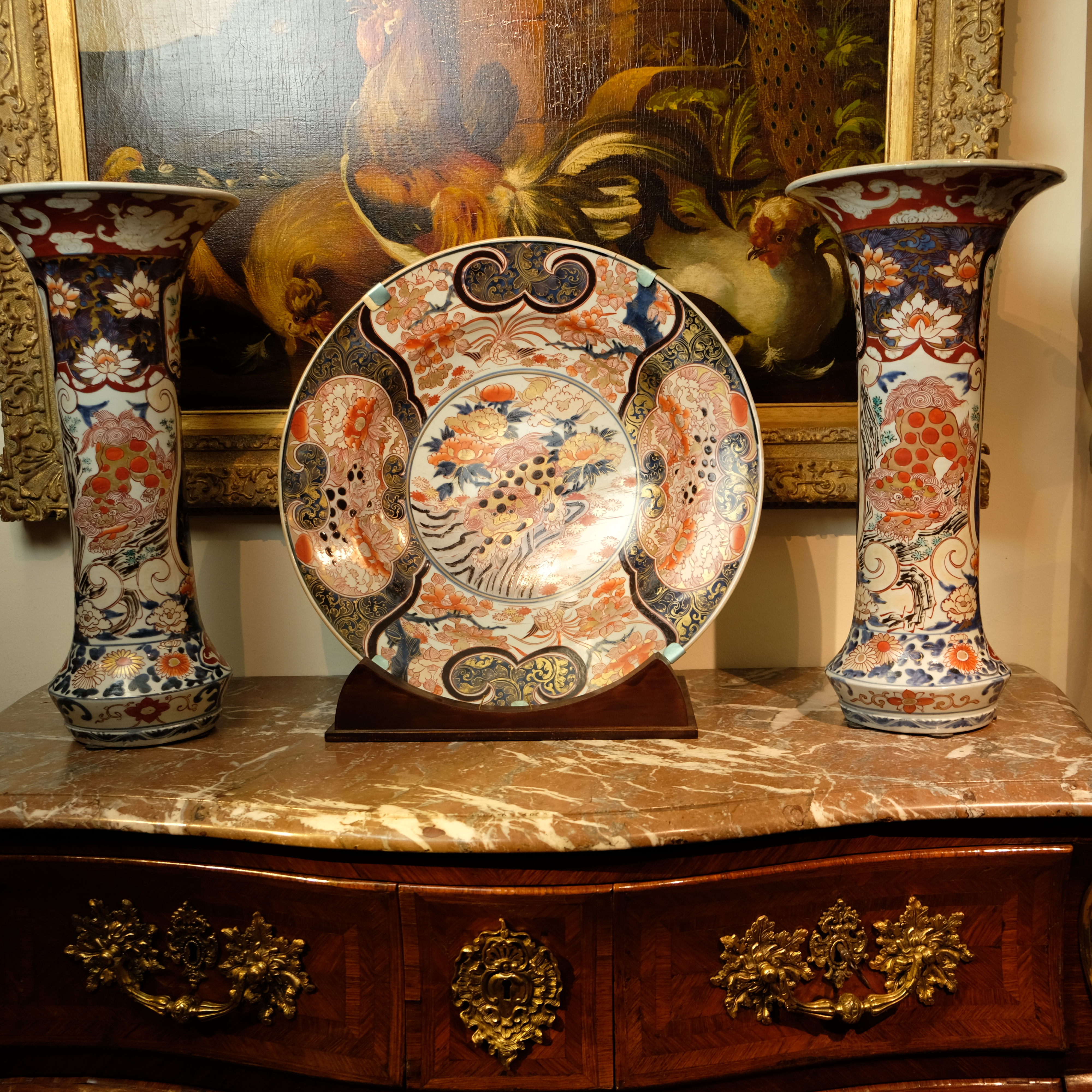 Japanese Imari charger with two vases