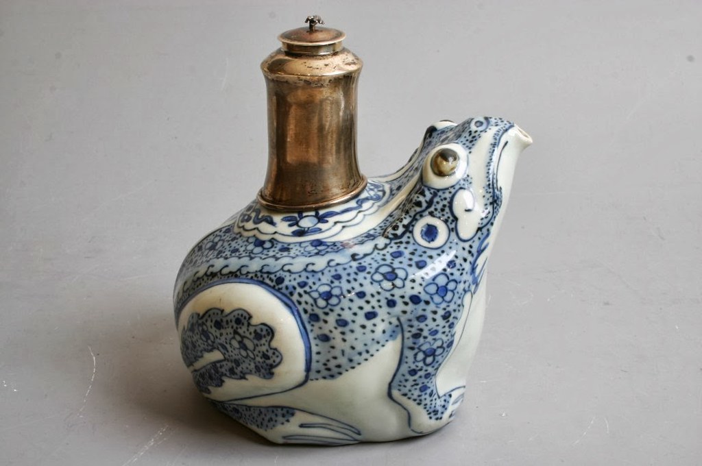 Ming Blue and White Frog Kendi Wanli 1573-1619