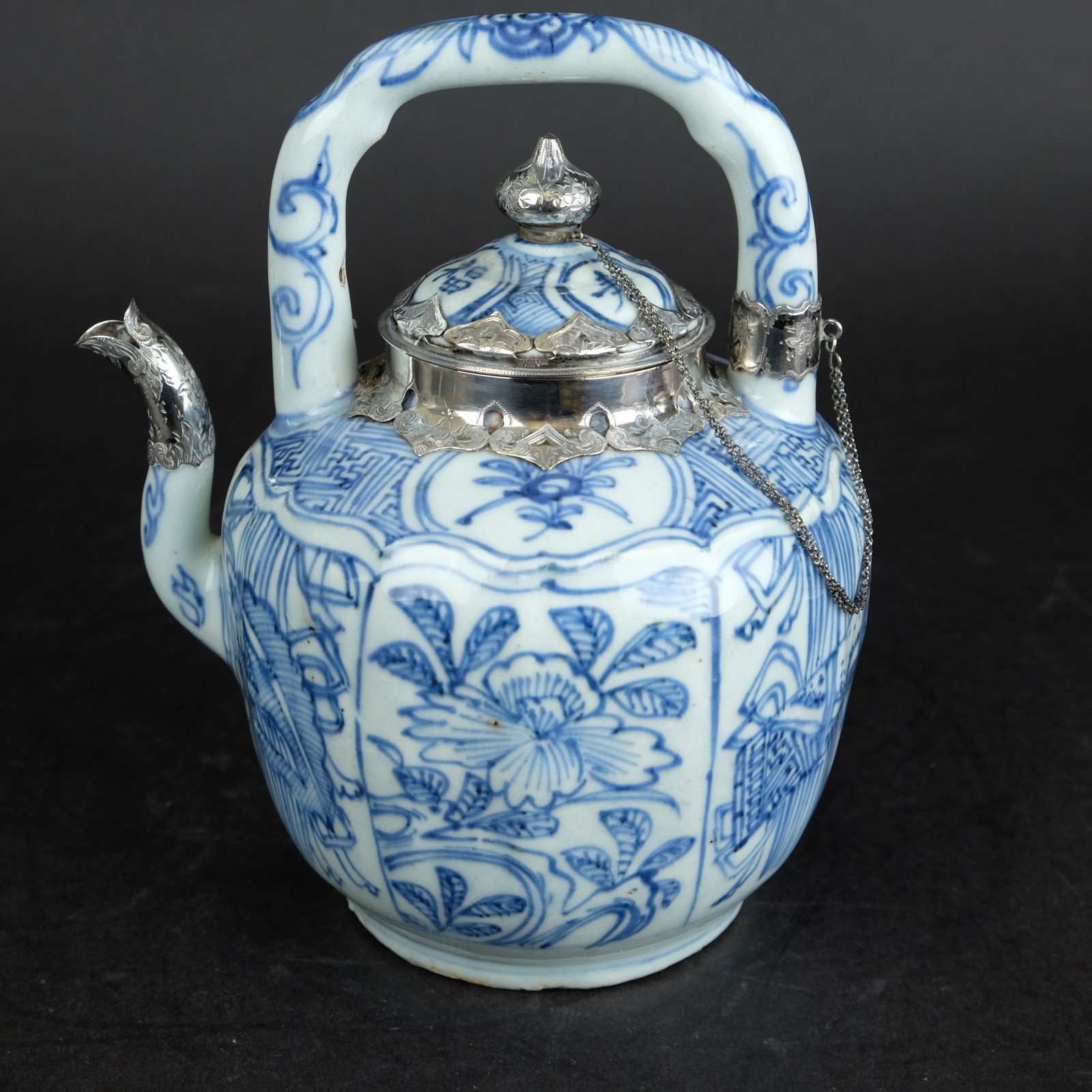 Wanli teapot silver mounted Jingdezhen ca 1600-25 - Detail