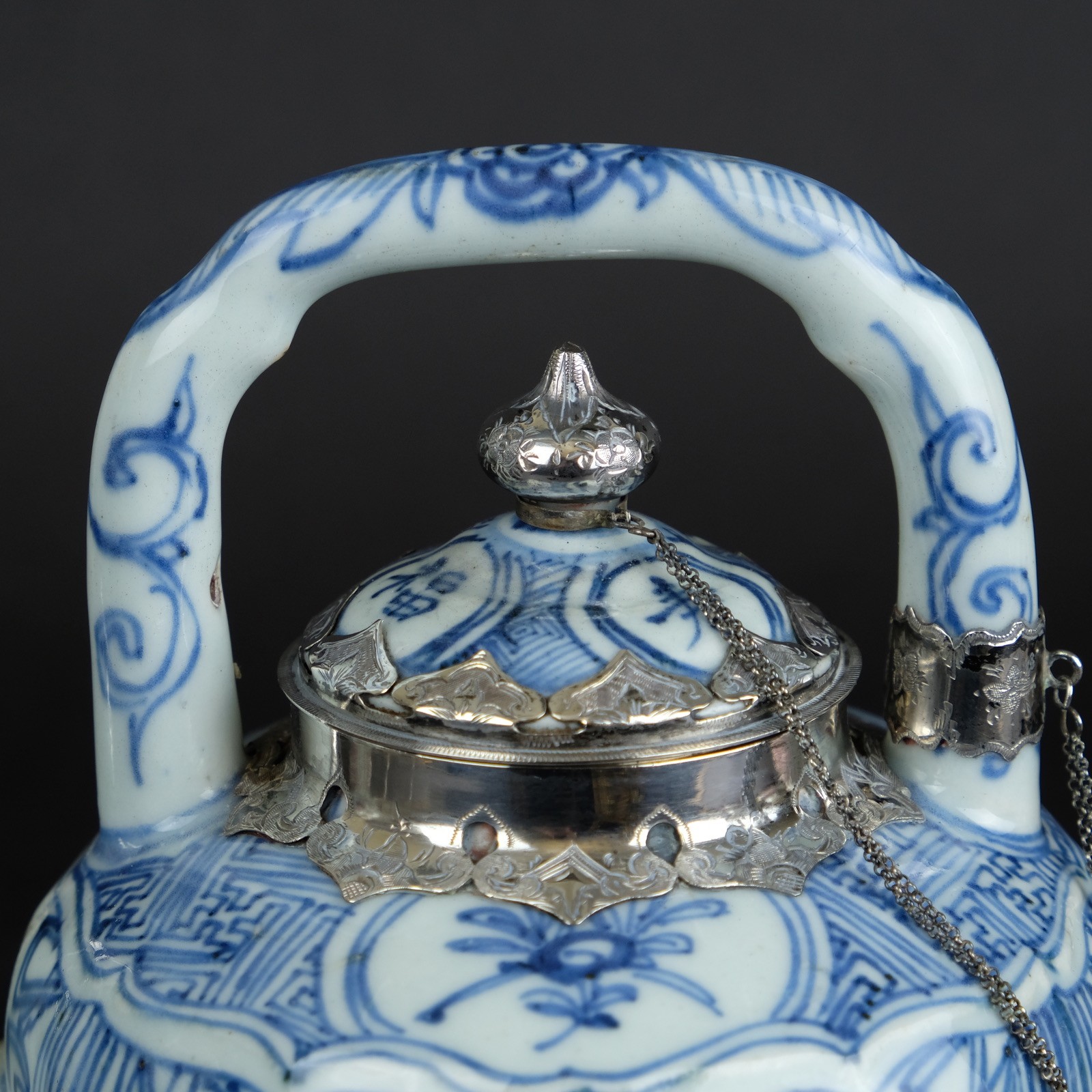 Wanli teapot silver mounted Jingdezhen ca 1600-25 - Detail