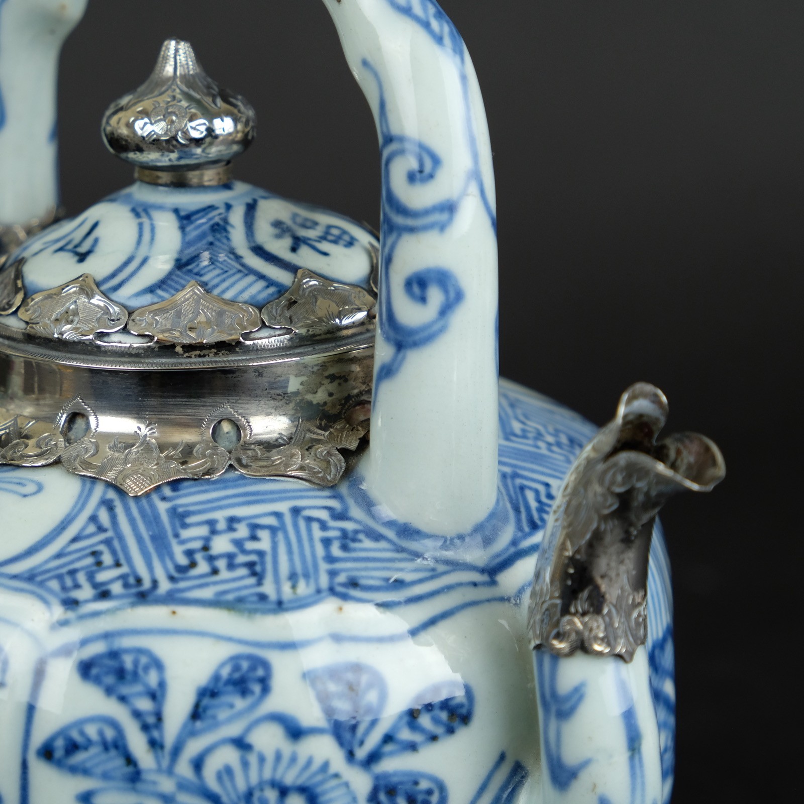 Wanli teapot silver mounted Jingdezhen ca 1600-25 - Detail