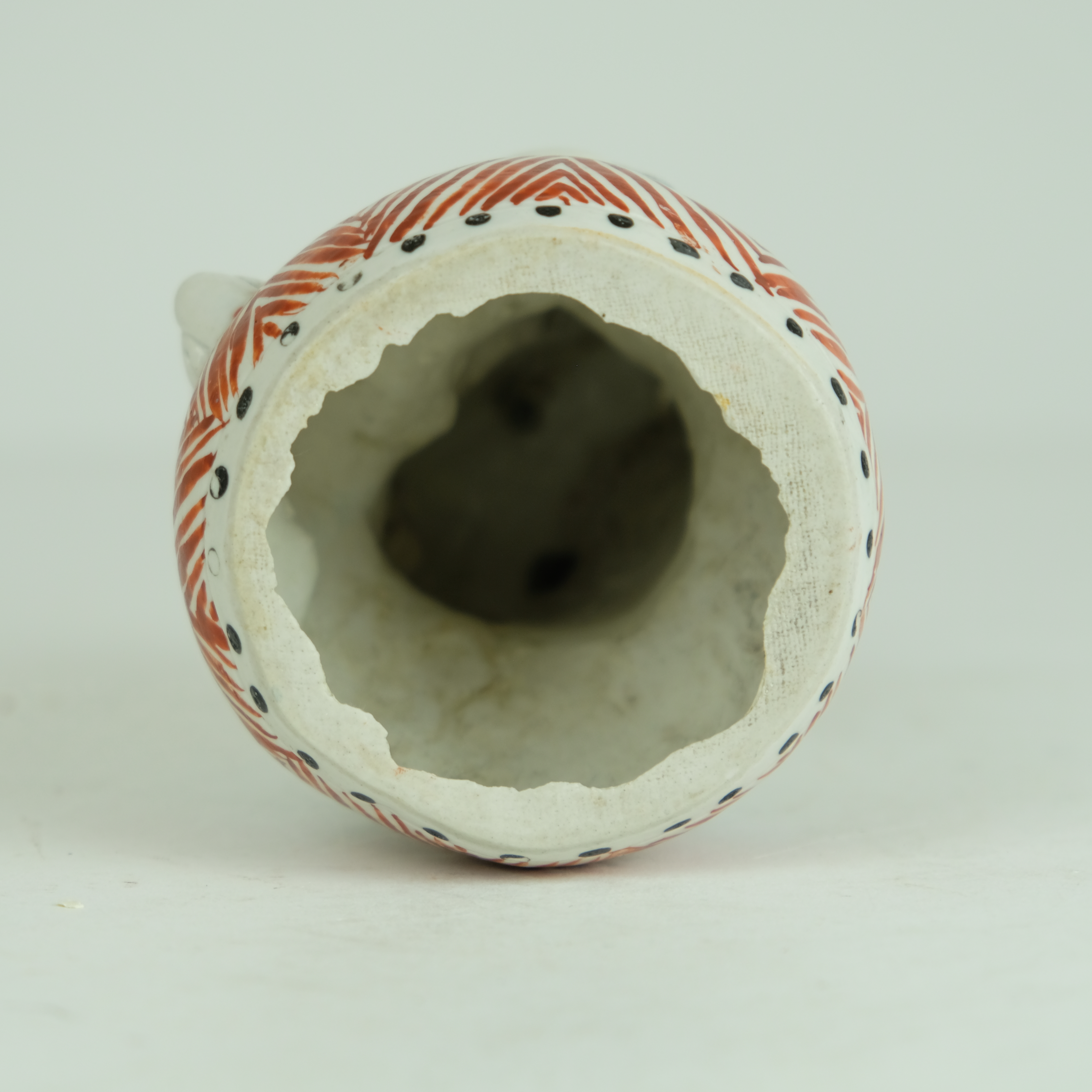 Japanese Kakiemon figure of a boy sitting on a drum. - Detail