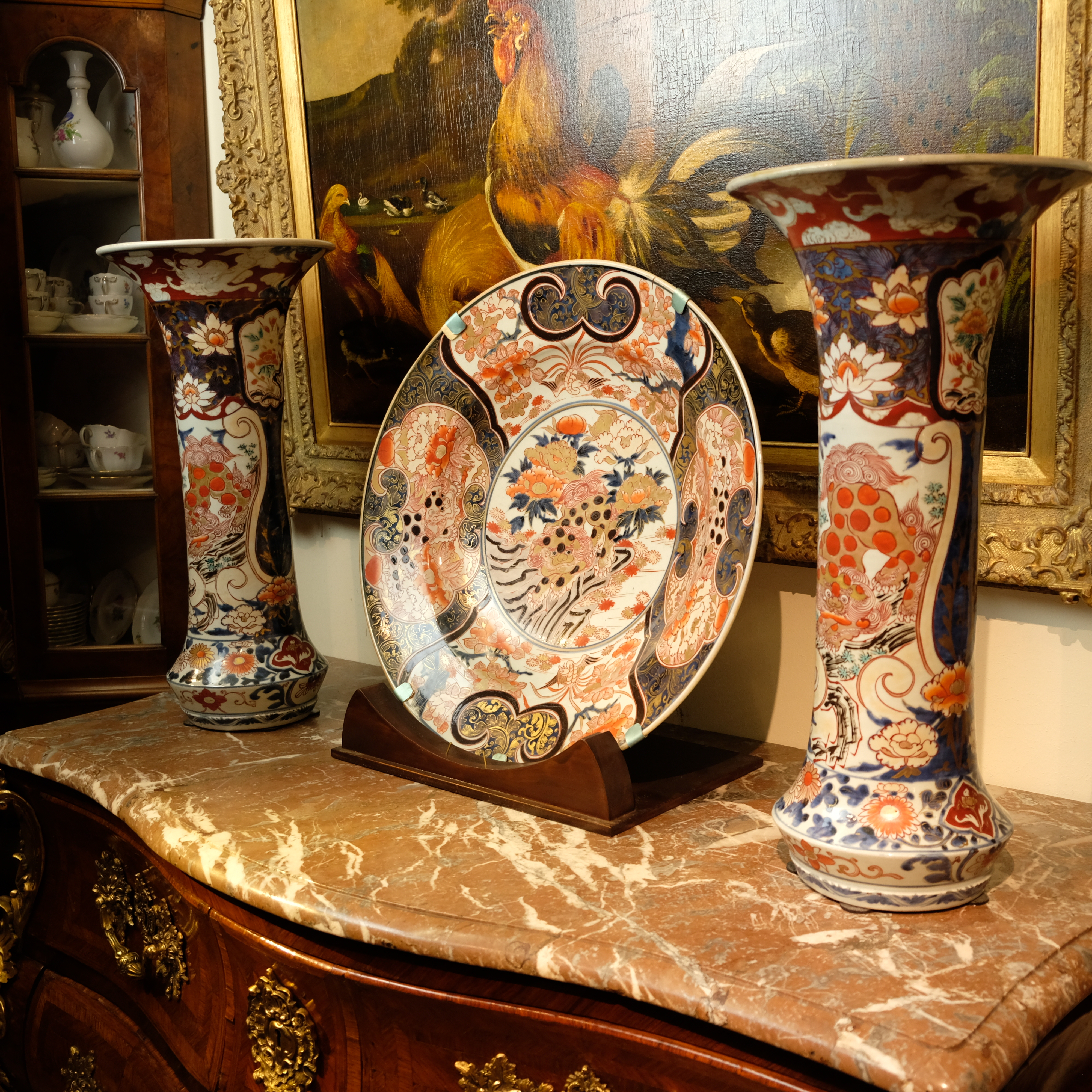 Japanese Imari charger with two vases - Detail