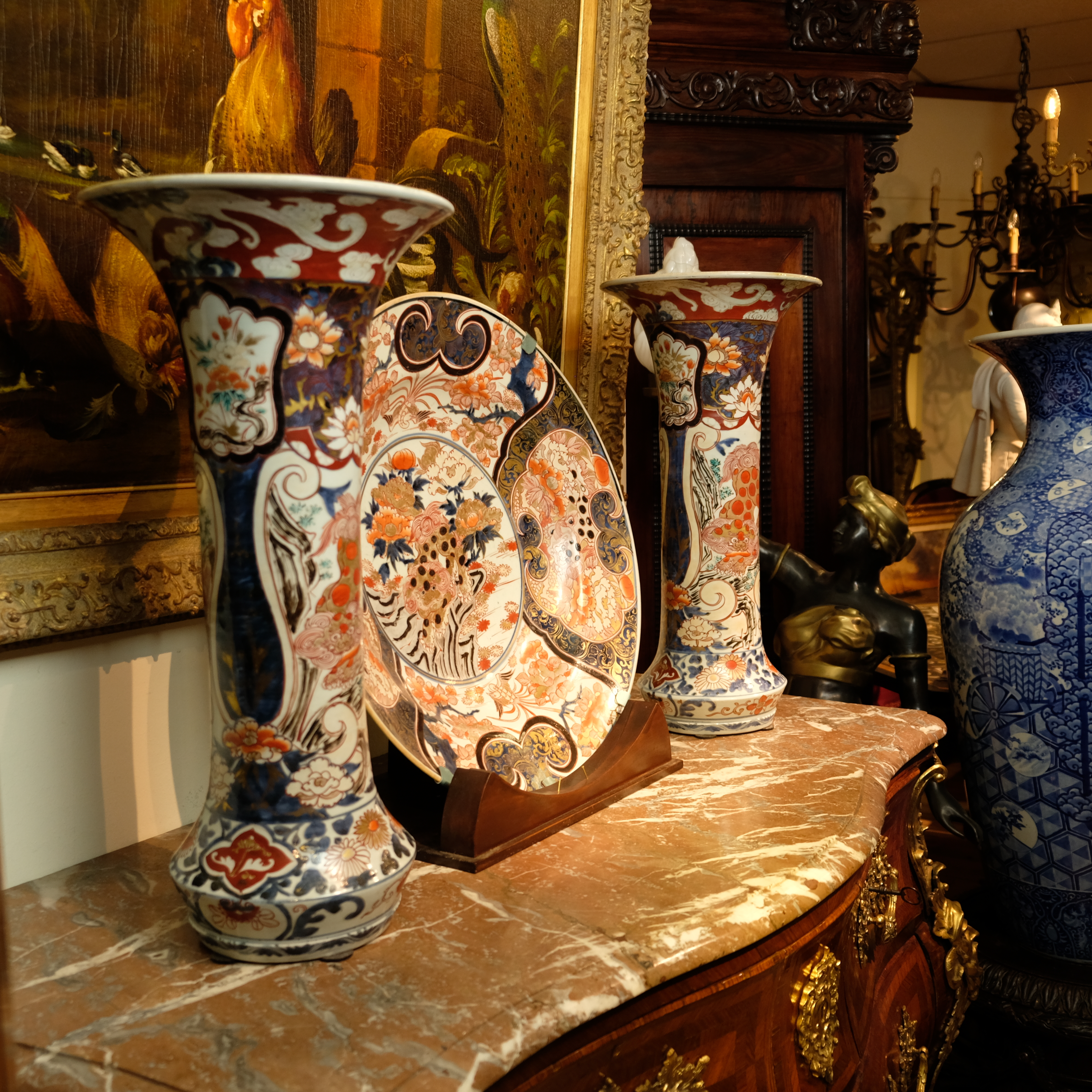 Japanese Imari charger with two vases - Detail