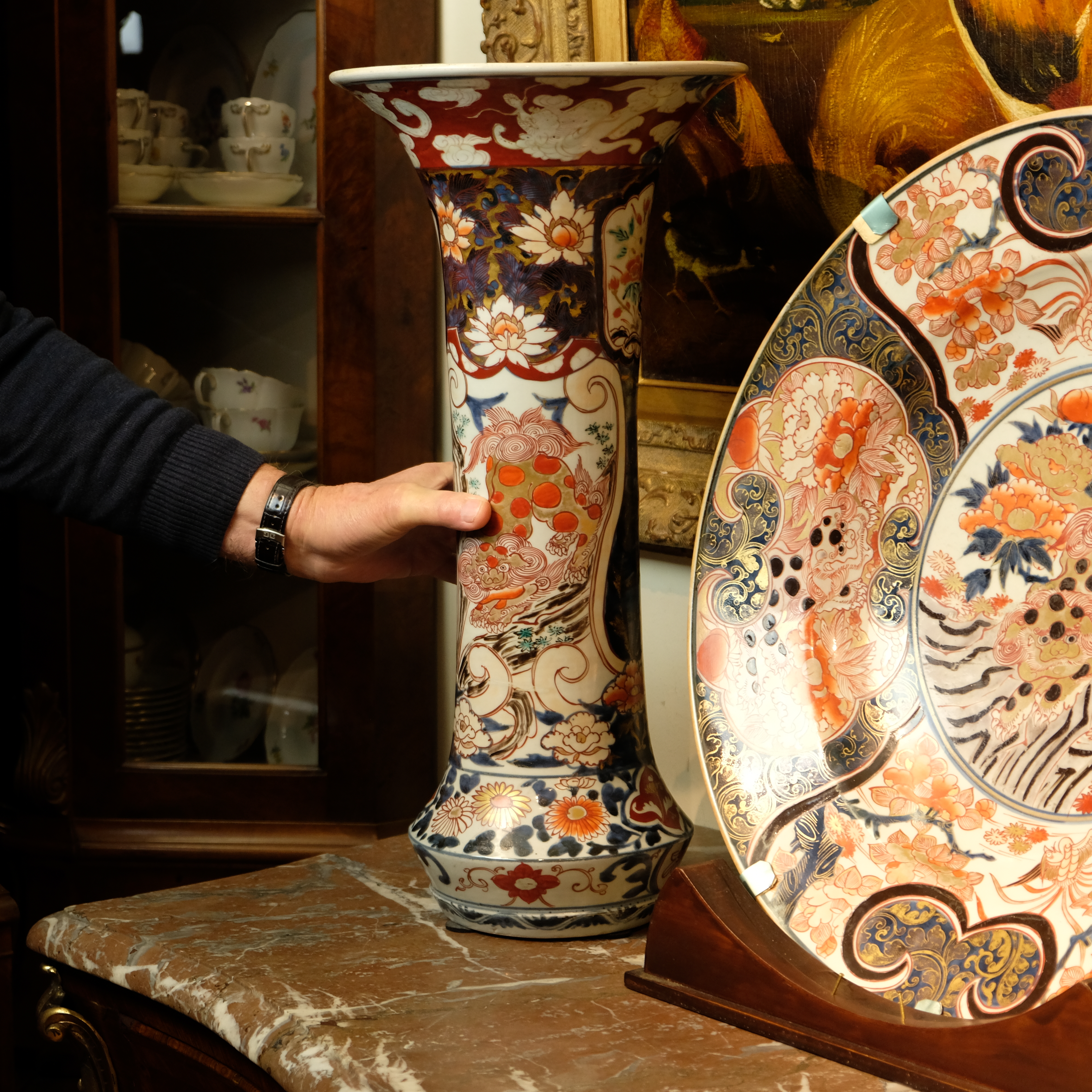 Japanese Imari charger with two vases - Detail