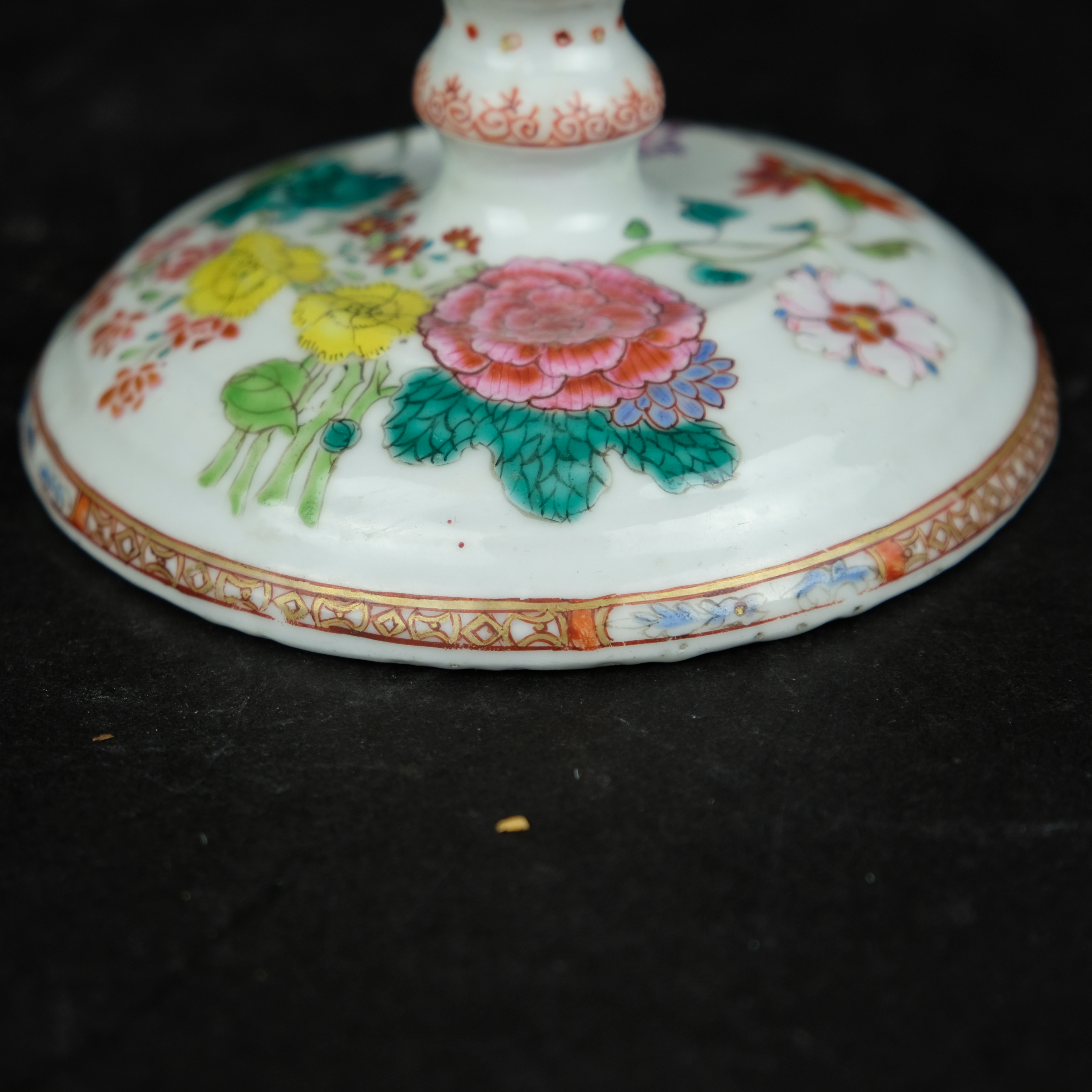 Famille Rose candle stick 18th century - Detail