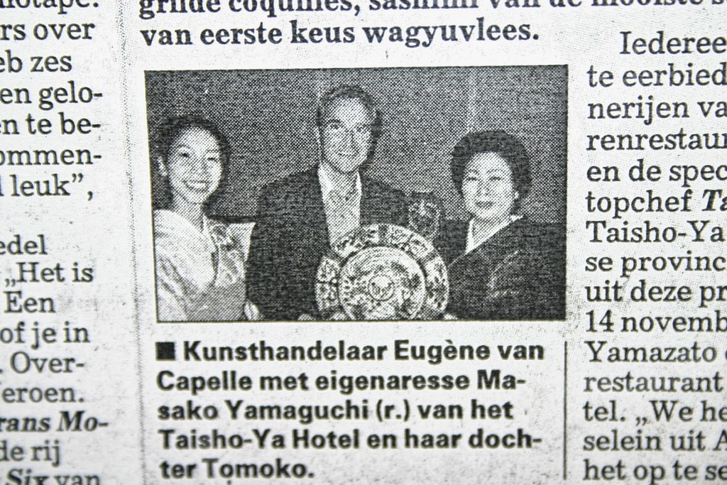 Presenting the VOC dish to Masako Yamaguchi 